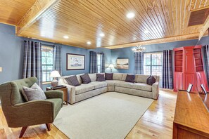 House (4 Bedrooms) | Interior - Creek Access, Games: Family-friendly Royal Retreat (Royal)