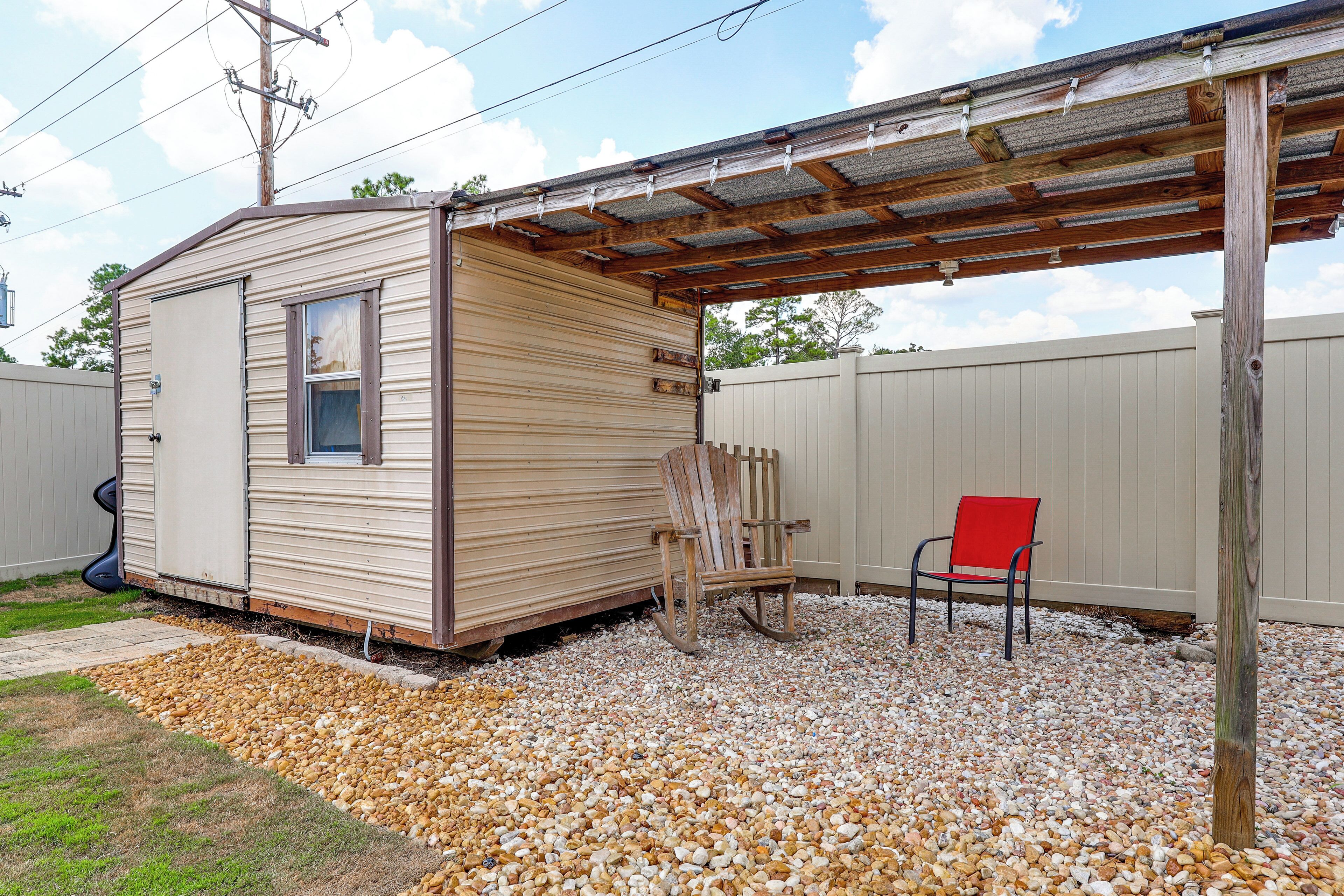 Une petite maison mobile d’un seul étage, dotée d’une terrasse couverte.