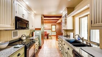 House (6 Bedrooms) | Interior