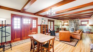 House (6 Bedrooms) | Interior