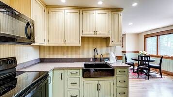 House (6 Bedrooms) | Interior