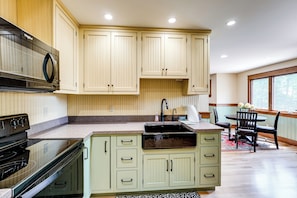 House (6 Bedrooms) | Interior
