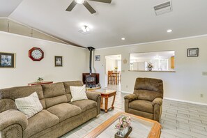 Apartment (2 Bedrooms) | Interior - Pet-friendly Unit w/ Yard Near Sacramento River! (Red Bluff)
