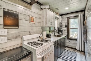 House (1 Bedroom) | Interior - Ohio Amish Country Getaway: Fish, Hike, Boat! (Sugarcreek)