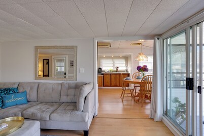 1 Mi to Birch Bay SP! Cozy Cabin w/ Pool Access