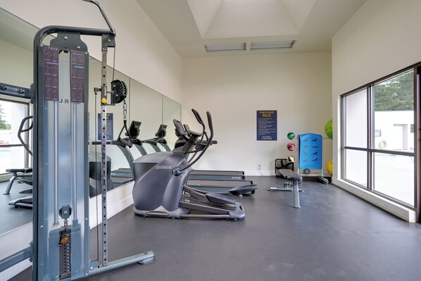A fitness center with treadmills, a weight machine, and exercise balls. - 1 Mi to Birch Bay SP! Cozy Cabin w/ Pool Access (Blaine)