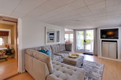 1 Mi to Birch Bay SP! Cozy Cabin w/ Pool Access