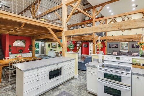 Private Ponds & Trails: Hillsboro Nature Retreat!