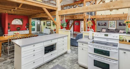 Private Ponds & Trails: Hillsboro Nature Retreat!