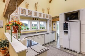 House (6 Bedrooms) | Interior