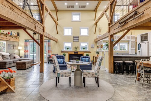 Private Ponds & Trails: Hillsboro Nature Retreat!