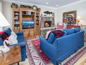 Smart TV y chimenea 