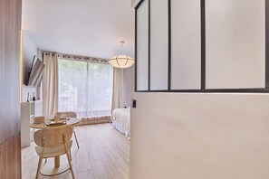 1 chambre, fer et planche à repasser, draps fournis