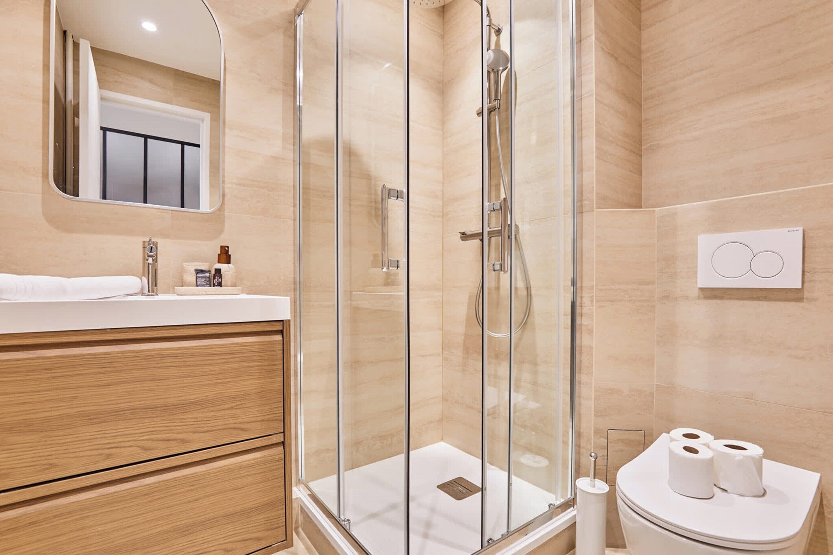 House | Bathroom | Hair dryer, towels, soap, shampoo