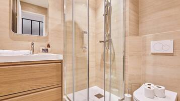 Secador de pelo, toallas, jabón, shampoo