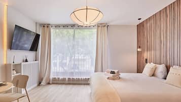 1 habitación, tabla de planchar con plancha y ropa de cama