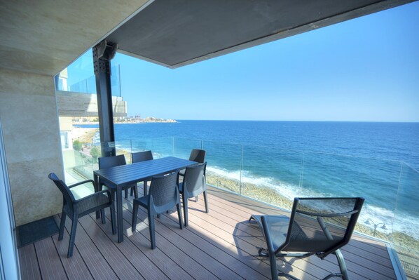 Outdoor dining - Charming, modern 3 bedroom seafront (Sliema)