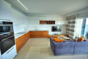 Refrigerador, microondas, horno, lavavajillas