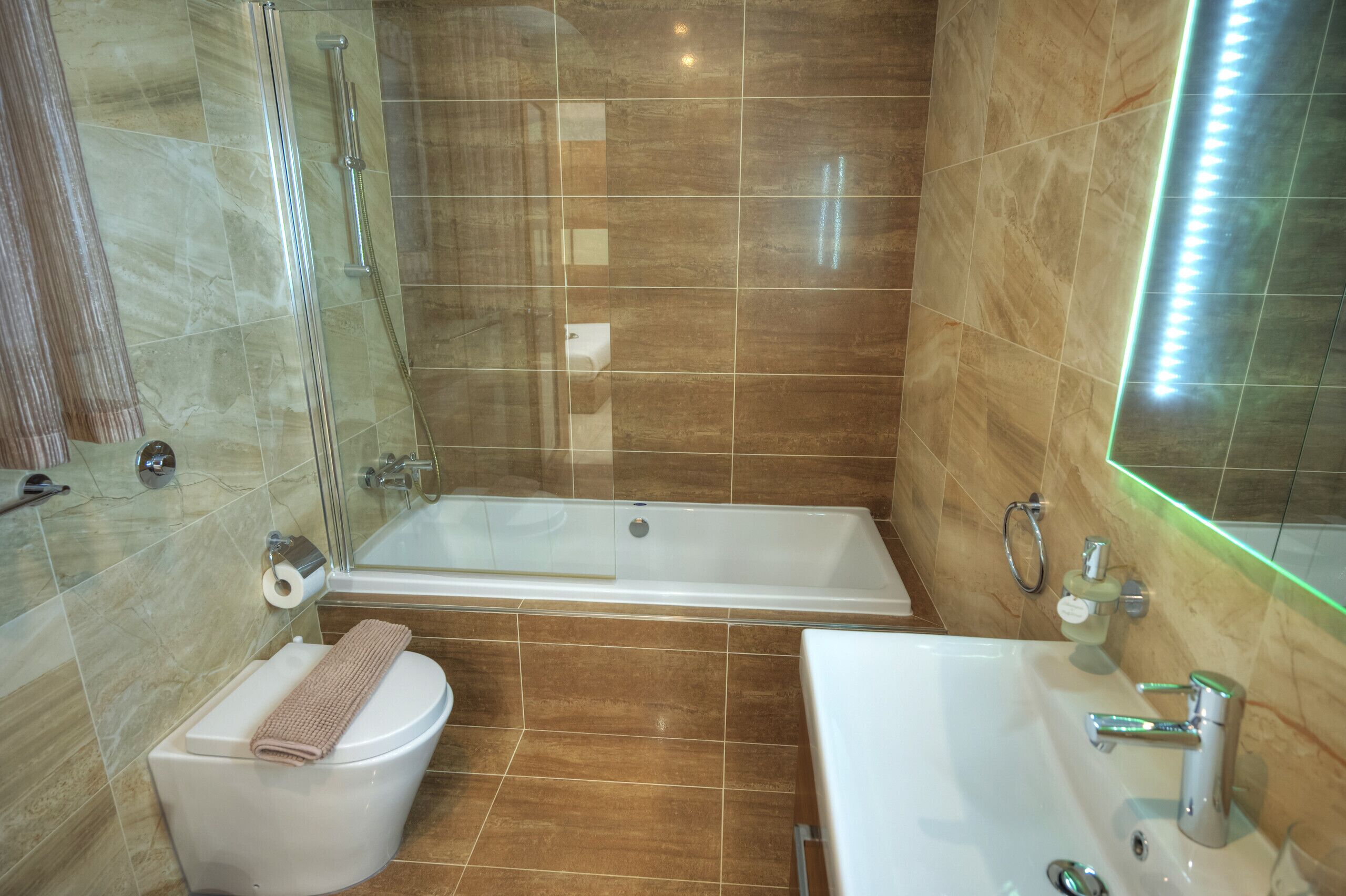 Dusch, hårtork, handdukar och tvål