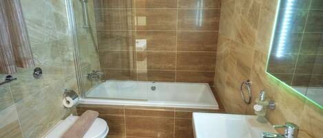 Dusch, hårtork, handdukar och tvål