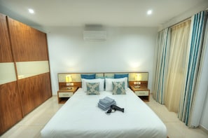 Tabla de planchar con plancha, wifi gratis y ropa de cama