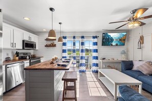 冷蔵庫、電子レンジ、食器洗い機、コーヒー / ティーメーカー