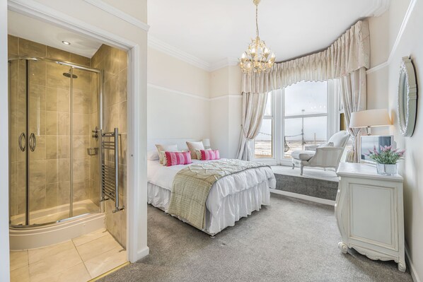 6 bedrooms, iron/ironing board, WiFi, bed sheets