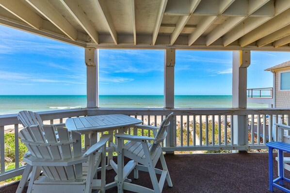 Outdoor dining - LOWERED WINTER RATES! Sunskipper Panoramic Ocean Front - 2br oceanfront condo in (Carolina Beach)