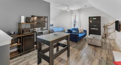 Charleston Charming Chic DI Loft Getaway