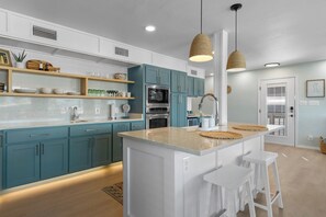 Fridge, microwave, oven, stovetop - Scallop Villa 3 bed 3 bath (Port Isabel)