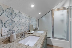 Douche, sèche-cheveux, serviettes fournies