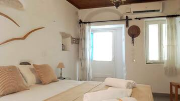 1 habitación, tabla de planchar con plancha y ropa de cama