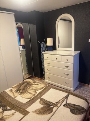 4 slaapkamers, een strijkplank/strijkijzer, wifi, beddengoed