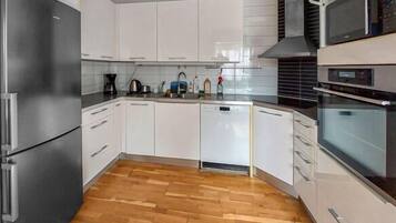 Mikrobølgeovn, ovn, kokeplater og oppvaskmaskin