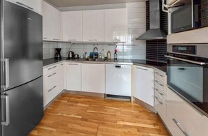 Microondas, horno, parrilla de estufa y lavavajillas