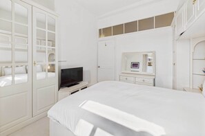 1 bedroom, desk, iron/ironing board, WiFi