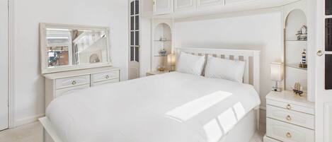 1 bedroom, desk, iron/ironing board, WiFi