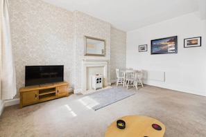 TV, DVD player, offices - Host & Stay | 27 Metropole Towers (Whitby)