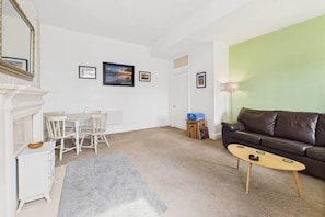 TV, DVD player, offices - Host & Stay | 27 Metropole Towers (Whitby)