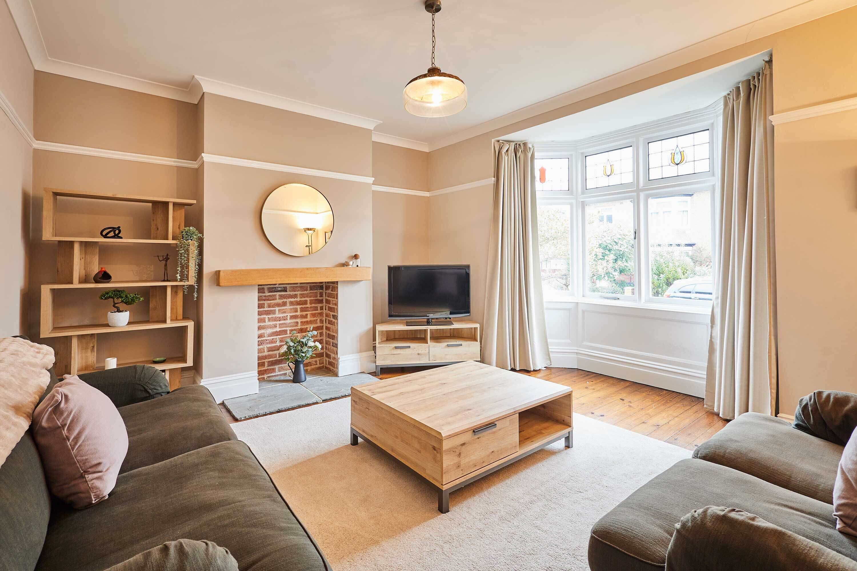 Fernseher, Bücher, Arbeitsbereiche