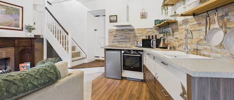 Réfrigérateur, four à micro-ondes, un four, surface de cuisson