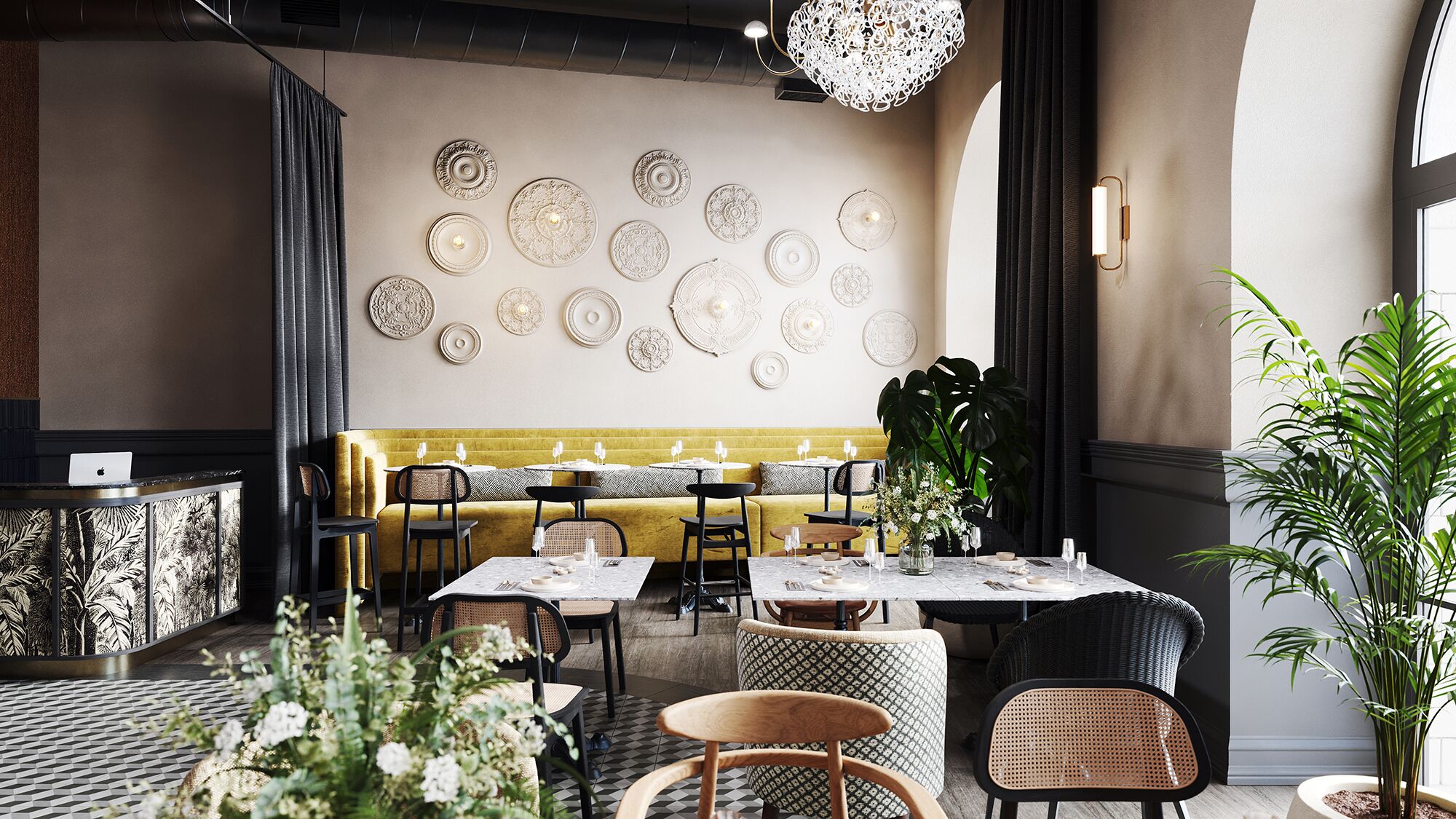 Interior de restaurante con un sofá amarillo, mesas de comedor, sillas y platos decorativos en la pared.