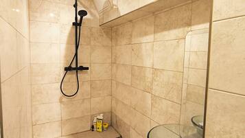 Douche, sèche-cheveux, serviettes fournies, savon