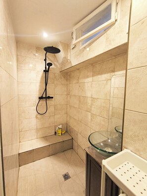 Suihku, hiustenkuivaaja, pyyhkeet, saippua