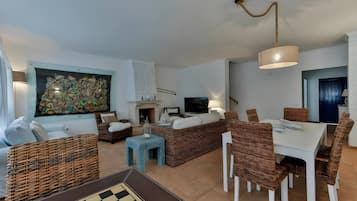 Televisión, chimenea, reproductor de DVD