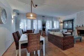 Télévision, cheminée, lecteur de DVD