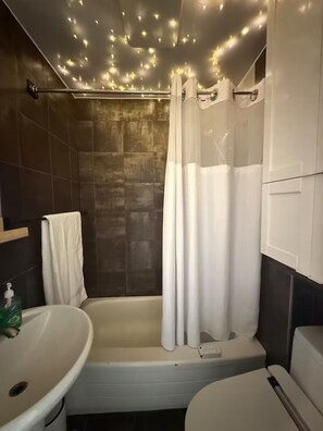Haartrockner, Handtücher, Seife, Toilettenpapier