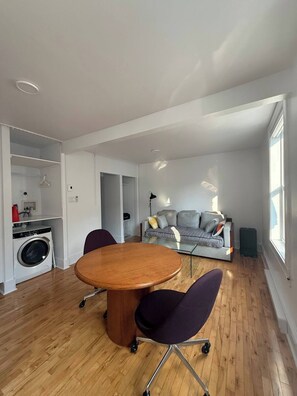 Interior - Cozy 1 bdrm in the Village! Walking distance to Old Port and the Plateau (Montréal)