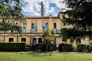 Exterior - Dream Room Apartment with Private Garden and Wi-Fi (Illasi)