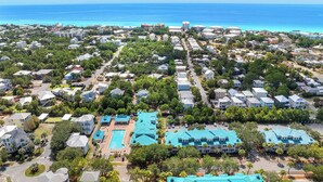 Vista aérea de una zona residencial con un gran complejo de piscinas y varios edificios.